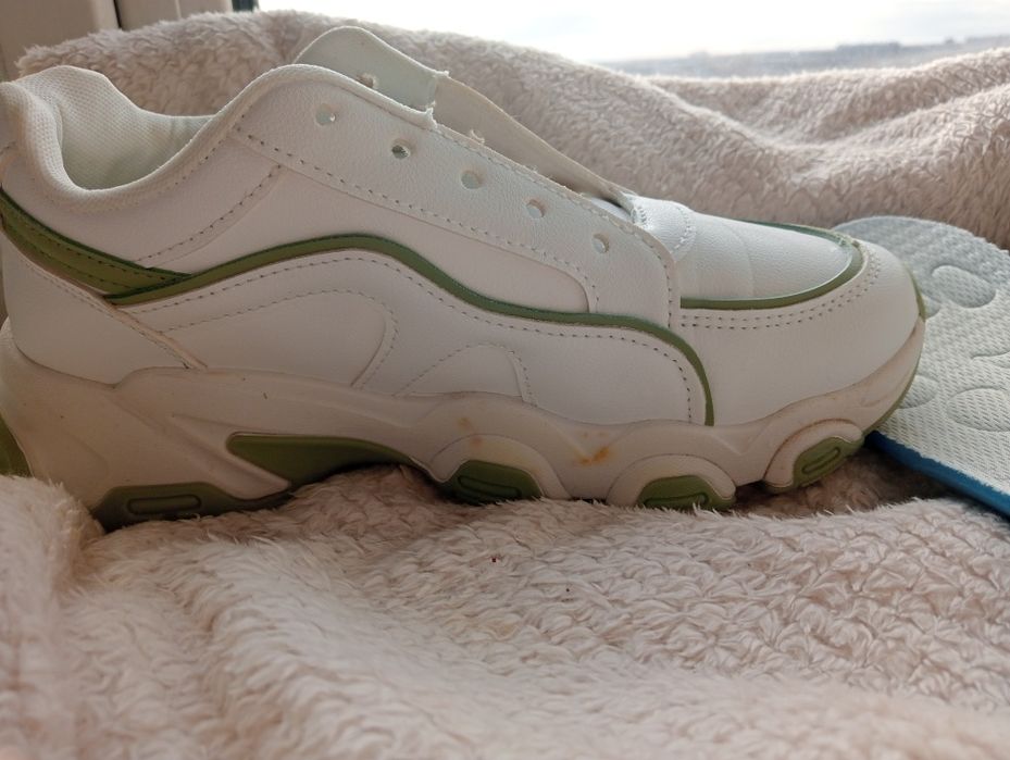 Продам кроссовки