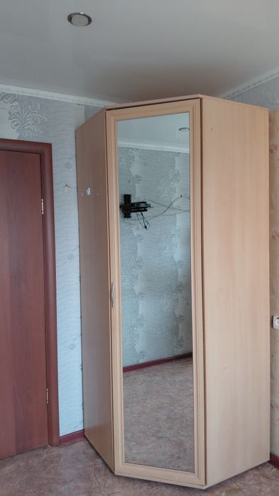 Угловой плательный шкаф