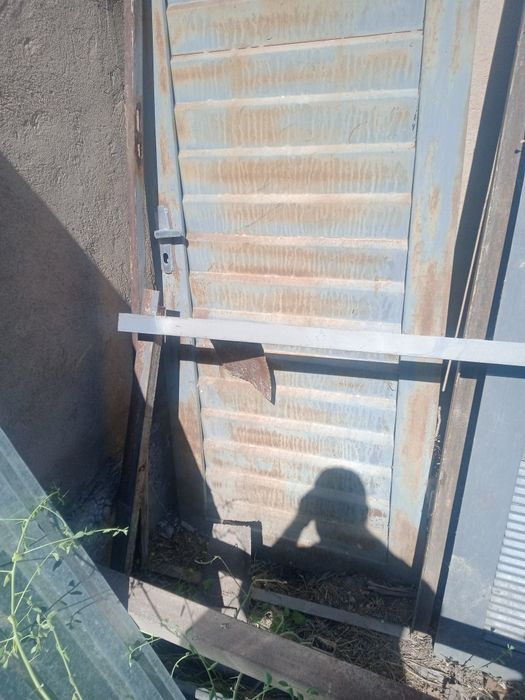 Дверь  железная.