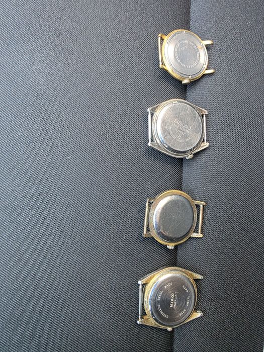 Obiecte vechi, ceasuri si medalie.