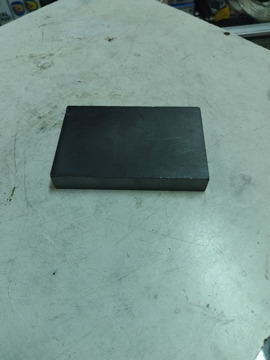 Продавам графит на плочи и блокчета различни размери.