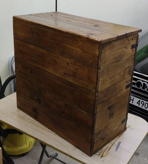 Стилен дървен шкаф