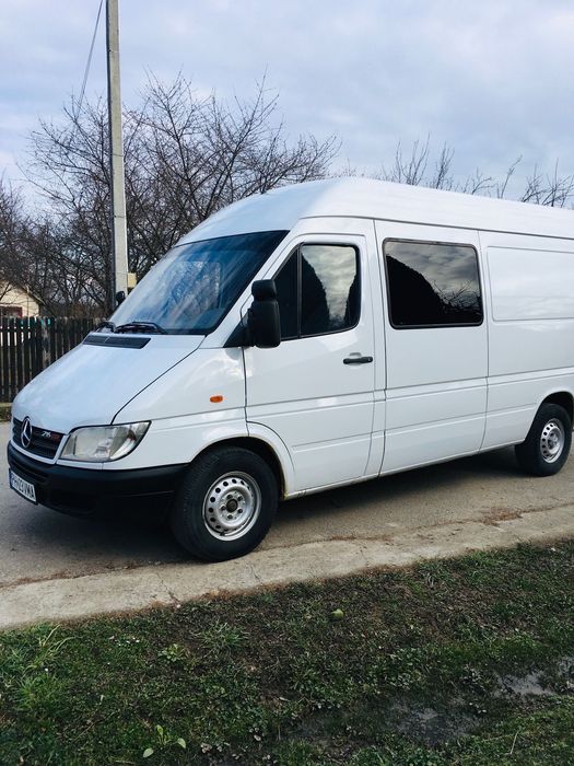 Mercedes utilitara cu remorca pentru cai