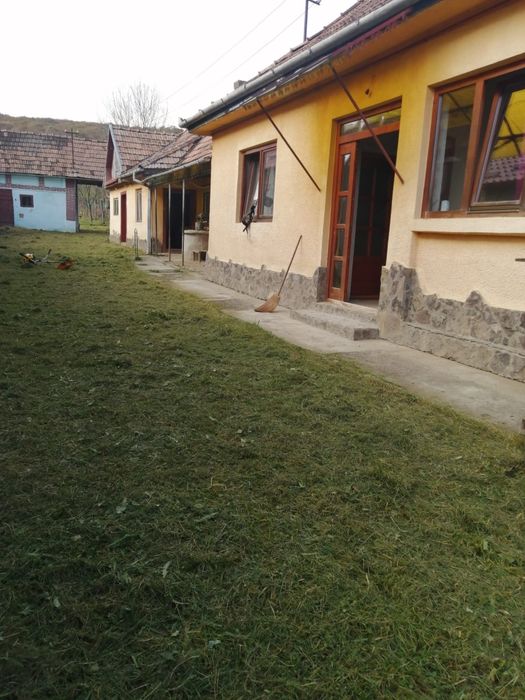Casa de vânzare cu teren in Cinta