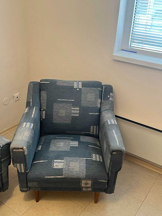 разтегателен диван и футьойл