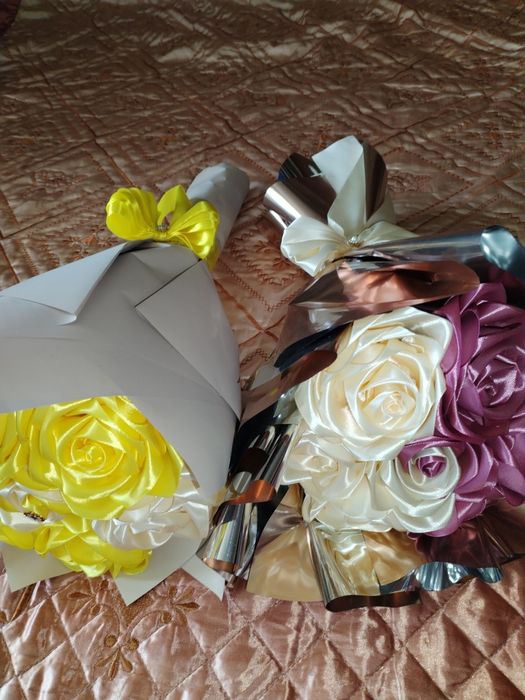 Buchete de trandafiri din satin