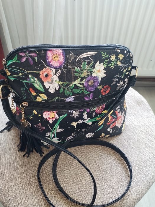 Vând blugi, pantofi, geanta și cămăși dama