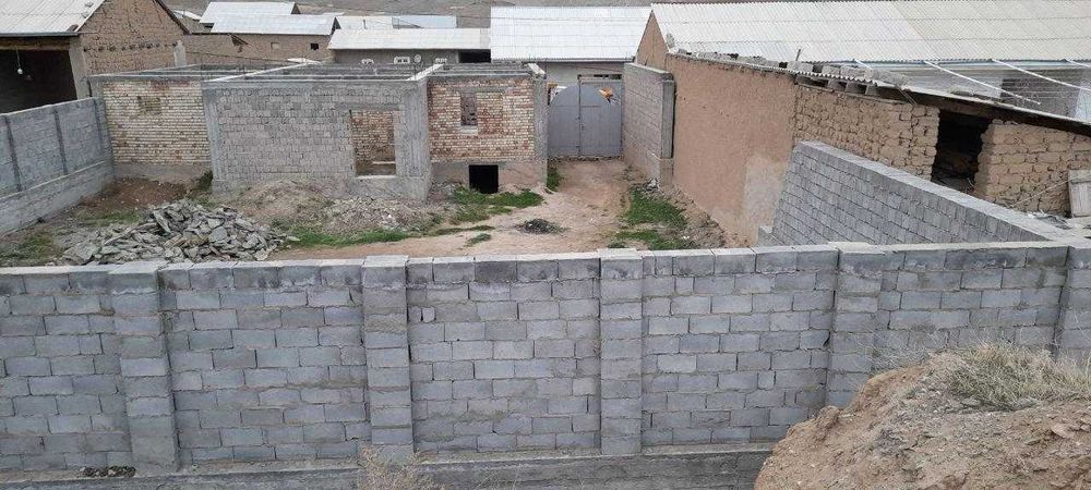 Жиззах шахрида курилиши битмаган ҳовли зудлик билан сотилади.