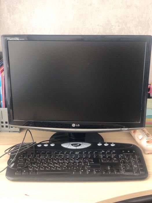 Монитор LG flatron w2252TE с клавиатурой
