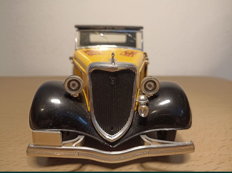 Ford V8 
Scara 1:18
Solido 

Pozele reflectă realitatea. Se vinde exac
