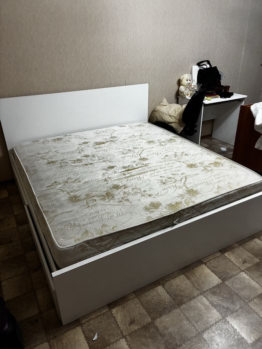 Кровать б/у  размер 180/200