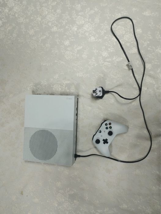Продаю консоль Xbox One S