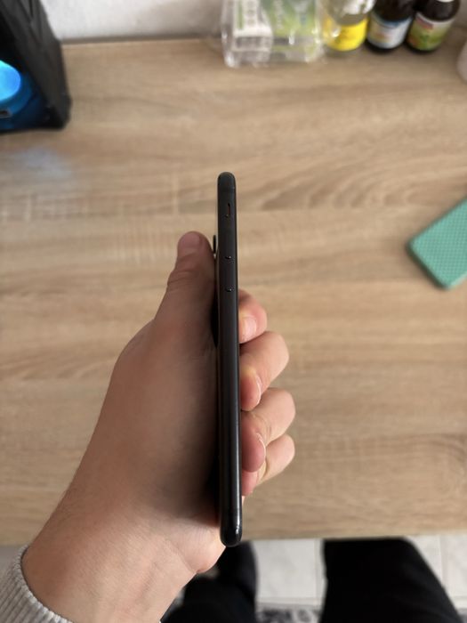 Iphone se 2020 като нов