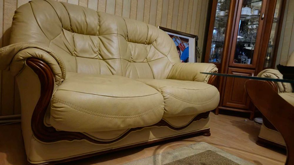 Кожен поръчков диван