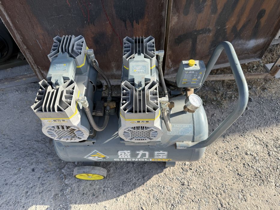 * мощный бесшумный воздушный компрессор 50л 2 мотора по 1600W