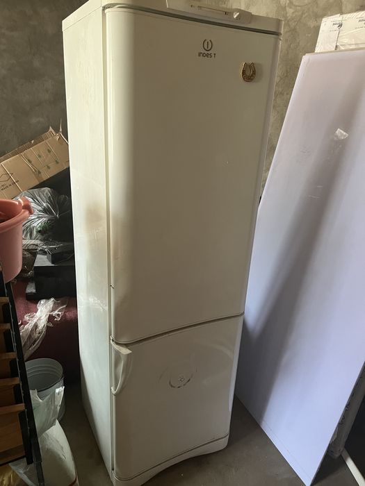 Продам холодильник indesit