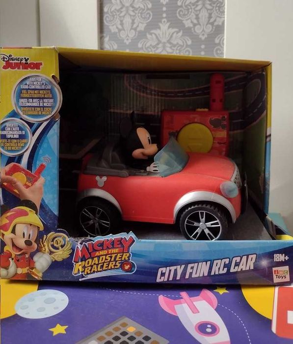 Masinuta cu telecomanda Disney Mickey Mouse - In oras - Noua Sigilata