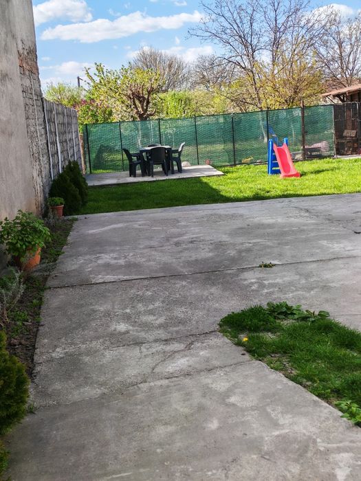 Casă renovată complet, 3 dormitoare, 780 mp teren – zonă excelentă Pec