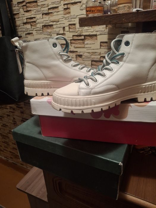 Продаётся обувь.