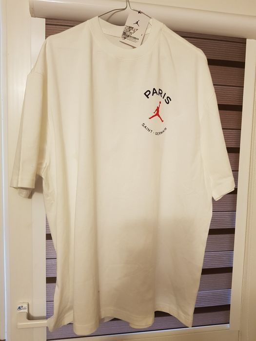 Tricou de băiat mai mare din bumbac se vinde la mine pentru tine .