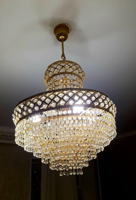 Продам шикарную люстру