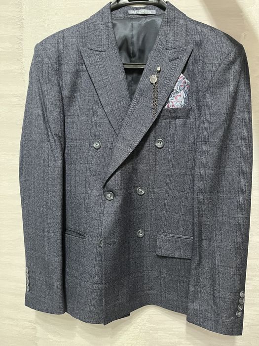 Новый костюм,очень красивый