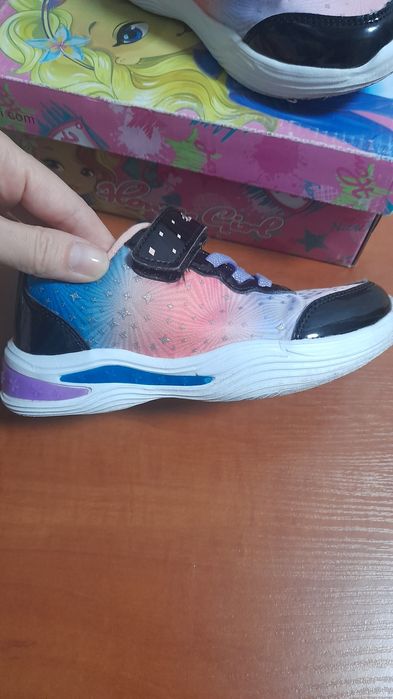 Кроссовки на девочку