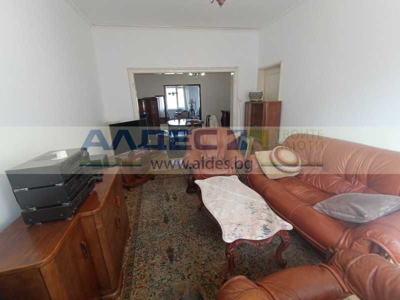 Дава се под наем Тристаен апартамент в София, Яворов - 135 кв.м за 950 € - Снимка #1