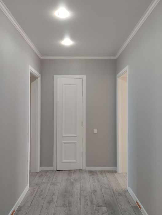 Поклейка обоев и галтелей