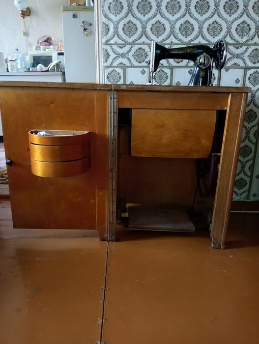 Продам ножную швейную машинку