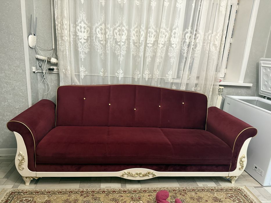 Продам диван красивый из дерева.