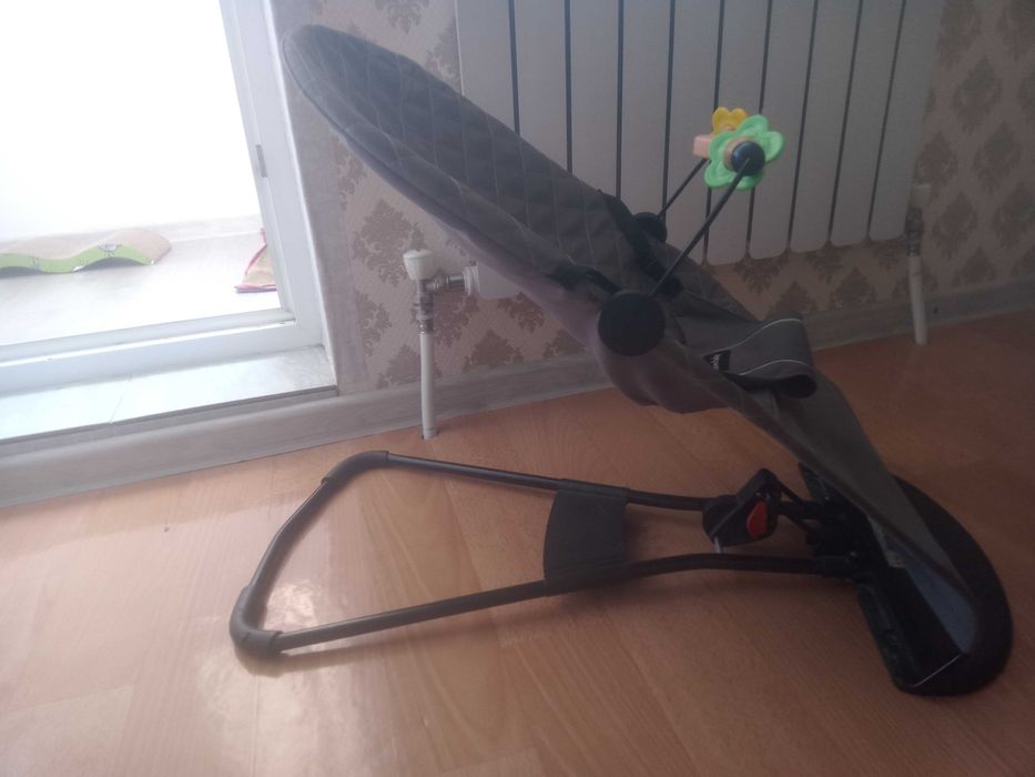 Детский шезлонг с погремушкой