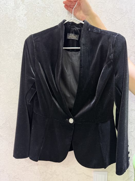 Ayollar uchun baxmal pidjak