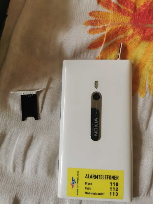 Nokia Lumia 800 cu incarcator si cablu de date