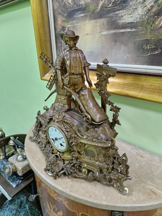 Страхотен антикварен колекционерски френски бронзов каминен часовник