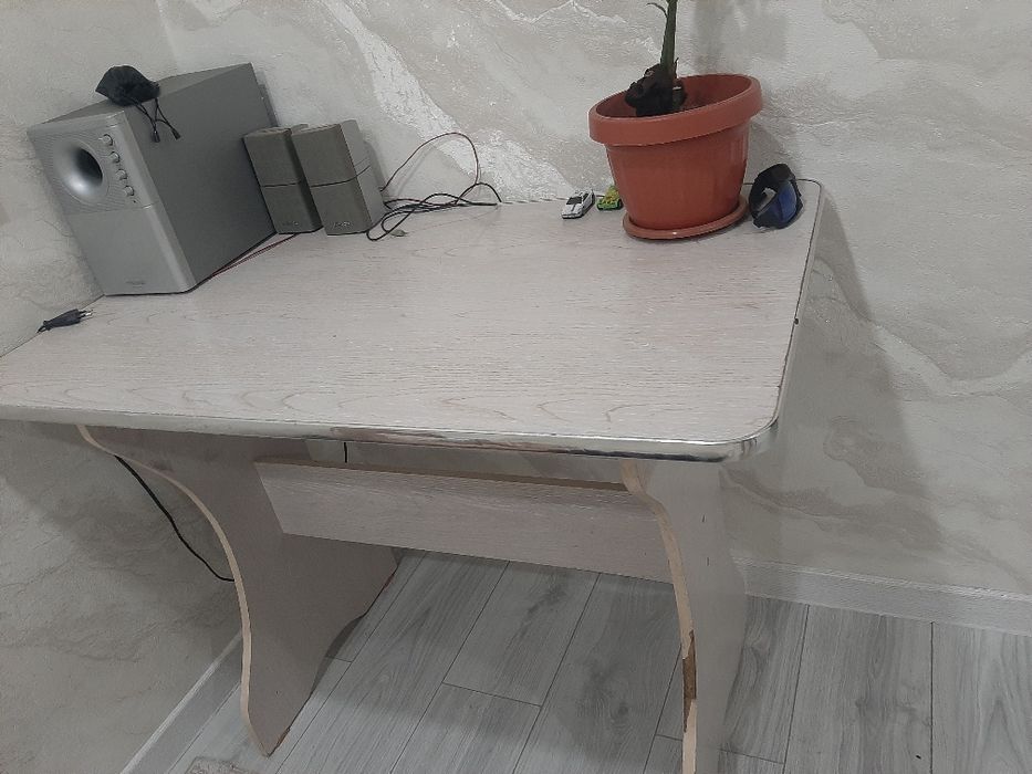Продам кухонный стол