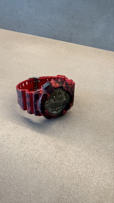 Часовник червен камофлаж