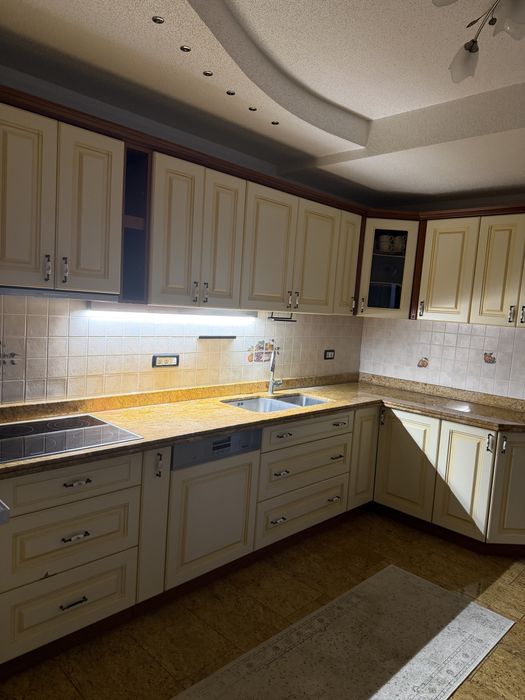 Bucatarie crem cu blat granit si chiuveta