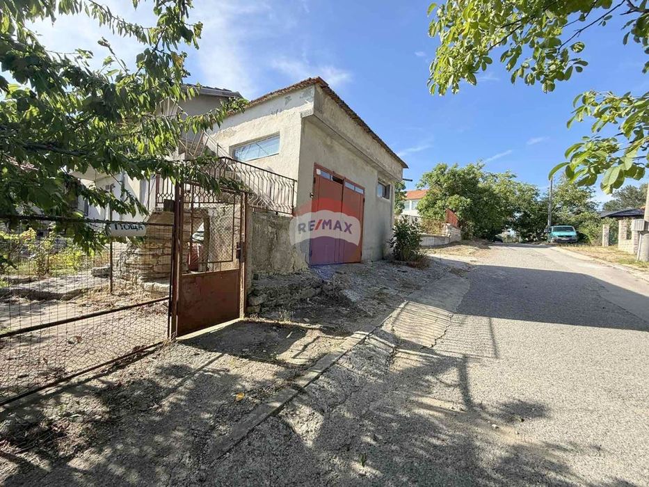 Къща с гараж за продажба в с.Кичево