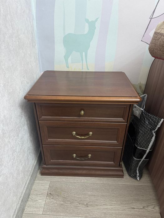 ковер и тумбочка для дома б/у