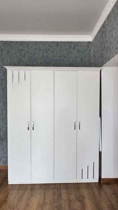 Белый распашной шкаф 160×204×47 см