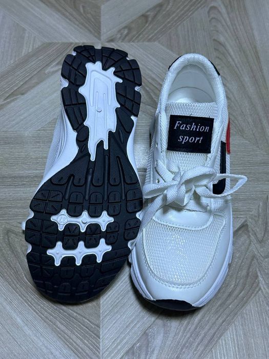 Кроссовки женские 37