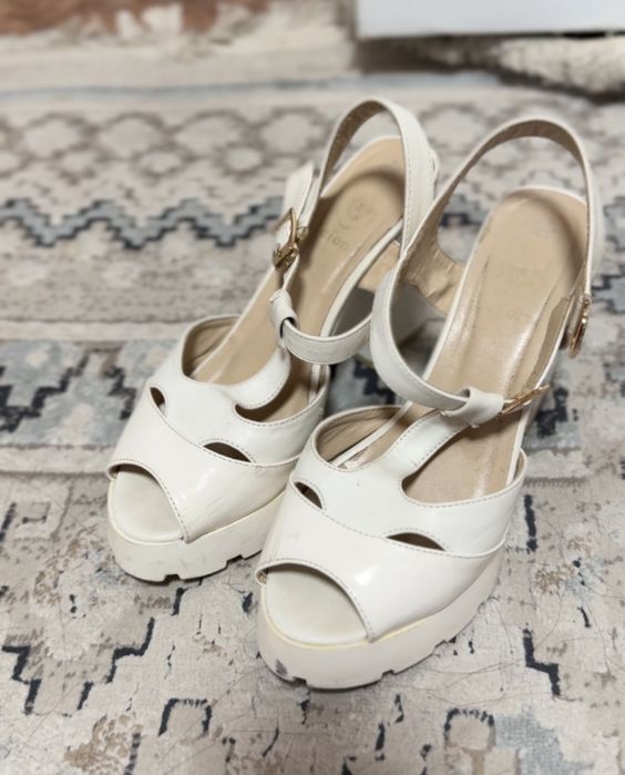 Продам босоножки 38 размер