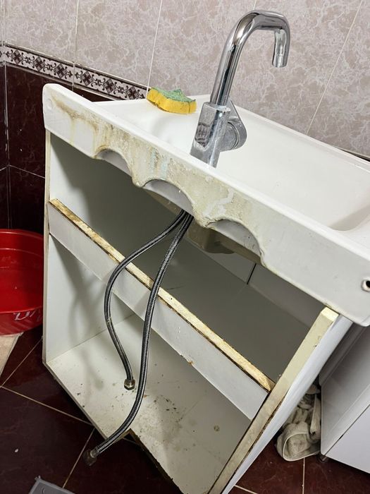 Продается умывальник с зеркалом