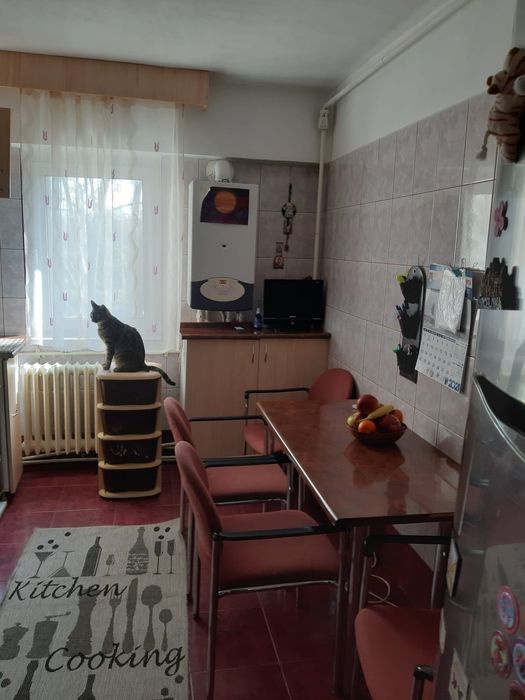 Inchiriez apartament doua camere etaj 1 zona MB-uri.