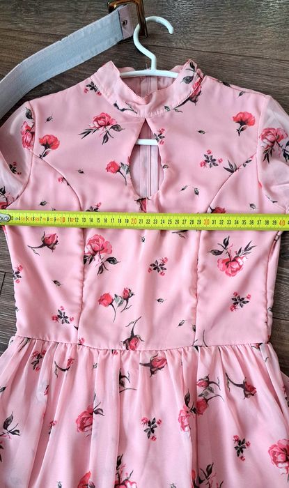 Кокетна рокля с рози