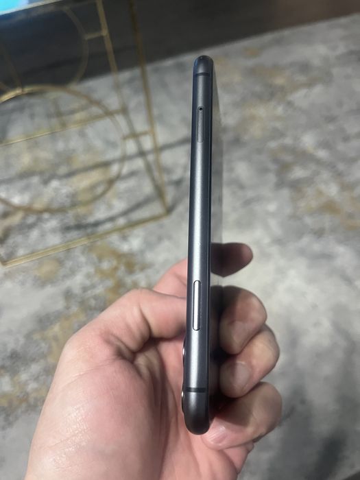 Iphone 11 . Telefonul nu prezinta zgaraieruri, lovituri sau lovituri.