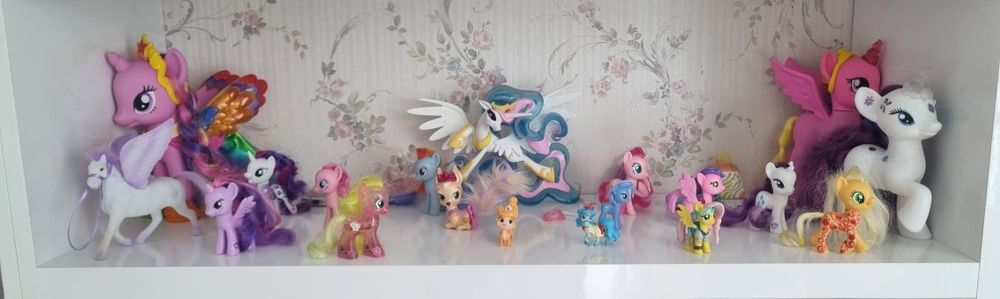 Vând păpuși LOL, figurine Disney și ponei.
