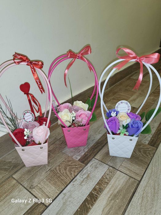 Кутии, кошнички и кашпи с рози от пластичен сапун