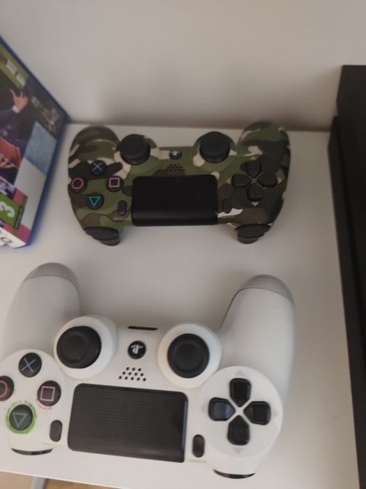 PS 4, +7 jocuri incluse,2 joystick-uri,memorie hard disk 1TB!